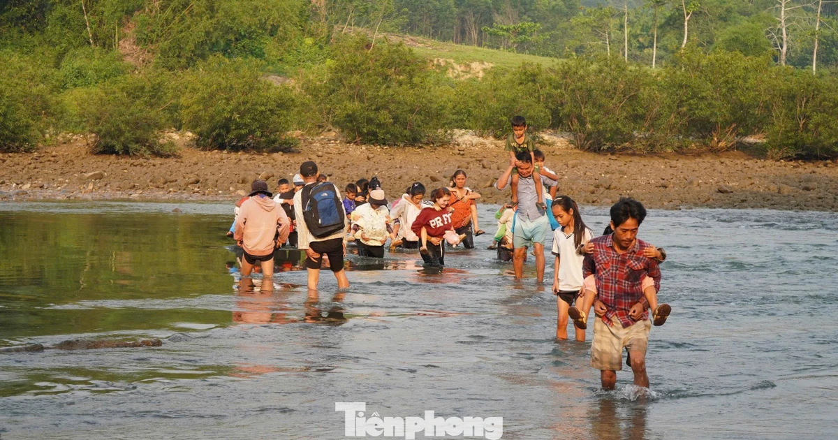Cha mẹ liều mình cõng con lội sông dữ đến trường mỗi ngày