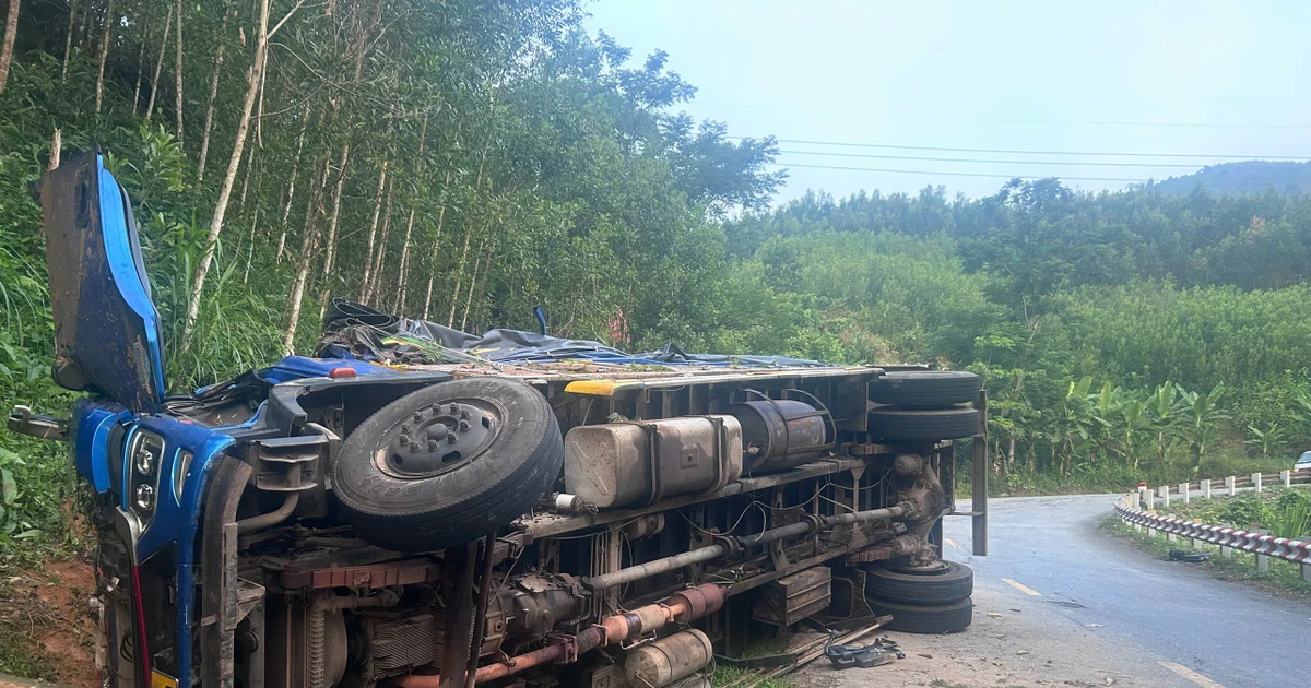 Lật xe tải trên đèo khiến nhiều người thương vong