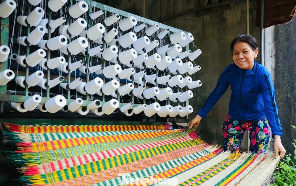 Nghề chiếu cói có tiếng bậc nhất vùng hạ lưu sông Vực Hồng hiện ra sao?