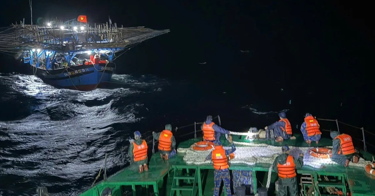 Tàu Hải quân lai dắt thành công tàu cá cùng 36 ngư dân Quảng Ngãi gặp nạn trên biển