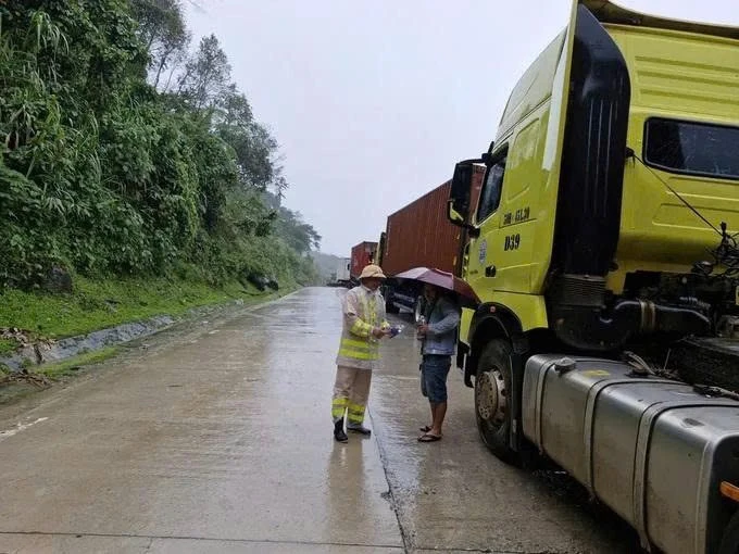 Quảng Ngãi: Hàng chục ô tô kẹt cứng trên đèo Lò Xo, sạt lở vẫn tiếp diễn