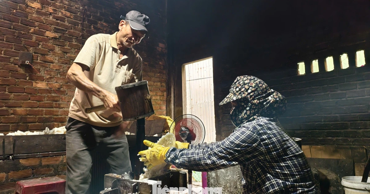 Về làng bánh nổ xứ Quảng, nghe mùa Tết 'gõ' nhịp búa gỗ