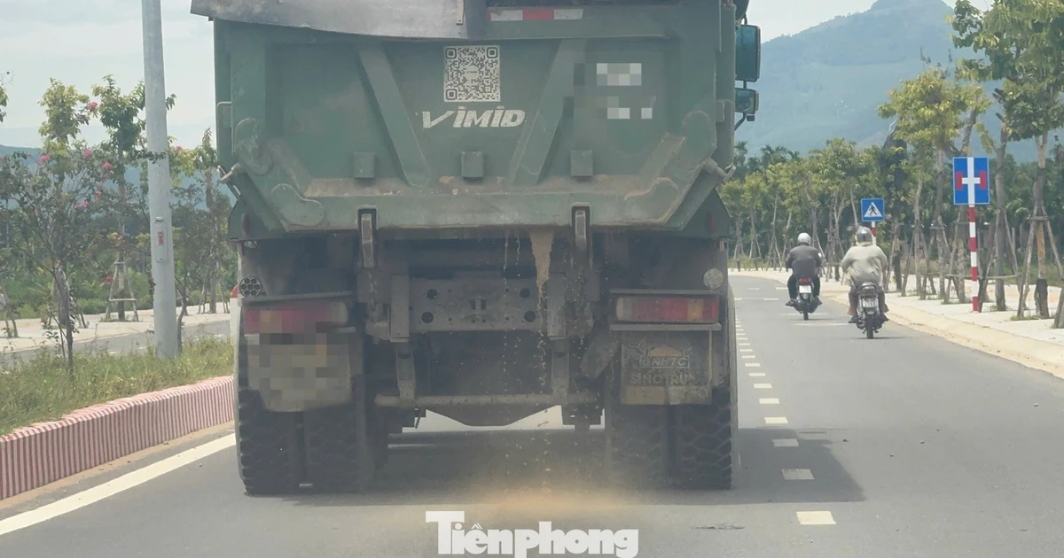 Theo chân xe chở cát ‘tắm đường’ ở Quảng Ngãi: Những ống nước tinh vi được giấu dưới gầm xe