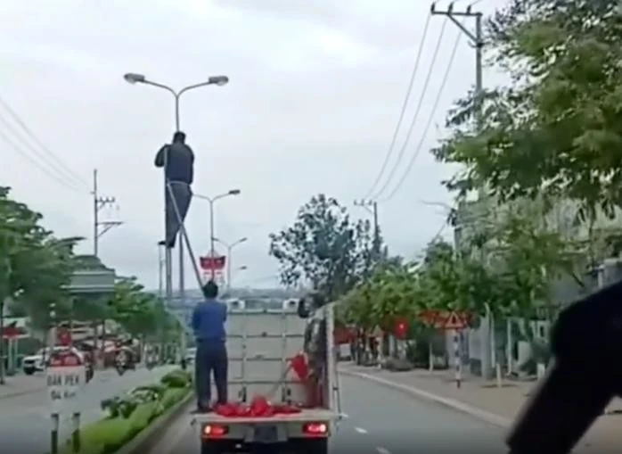 Xử phạt tài xế xe biển xanh chở người 'làm xiếc' trên Quốc lộ 14