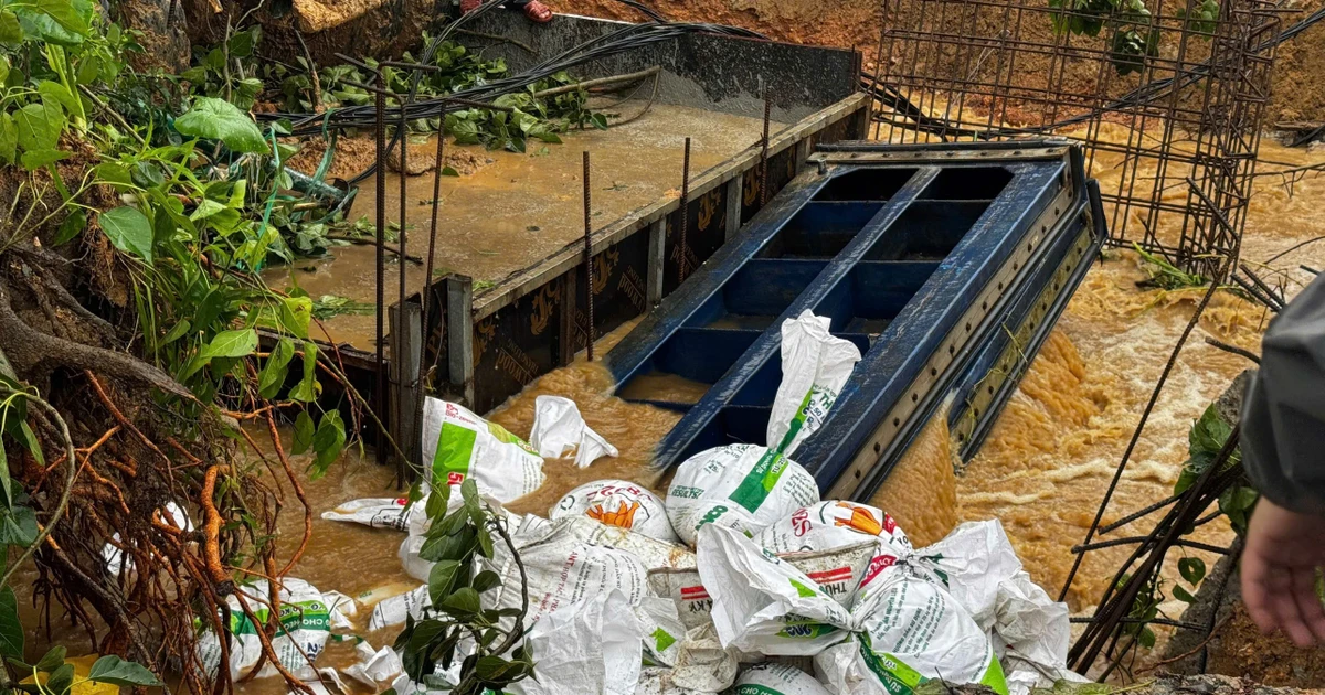 Cấp tốc dùng bao cát chặn kênh, ngăn nước sông tràn vào khu trung tâm Quảng Ngãi