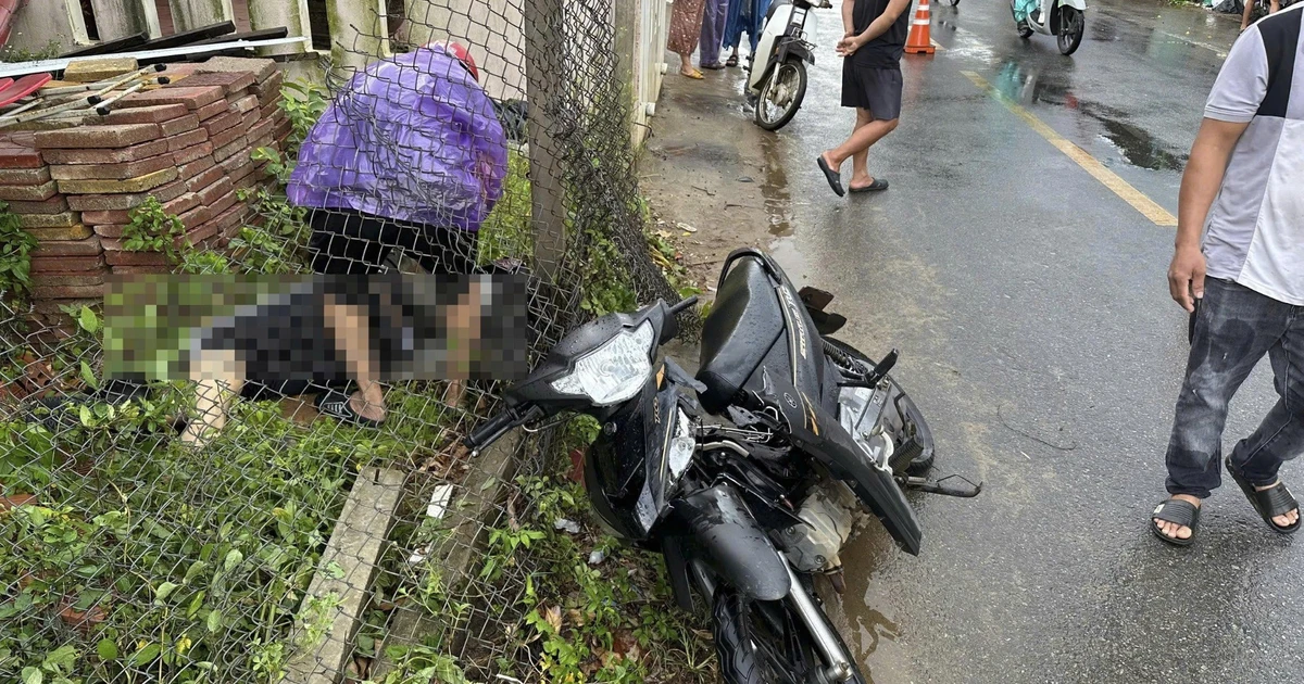 Xe máy kẹp 3 lao vào trụ hàng rào lưới B40, 1 học sinh tử vong