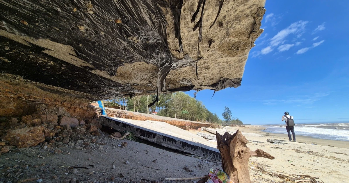 Cận cảnh tuyến đường bê tông ở Quảng Ngãi bị sóng đánh tan nát