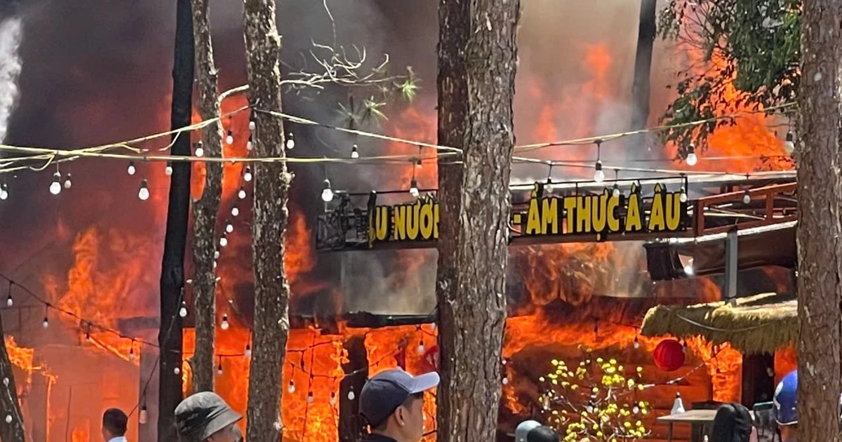 Cháy lớn ở Khu phố đêm Măng Đen