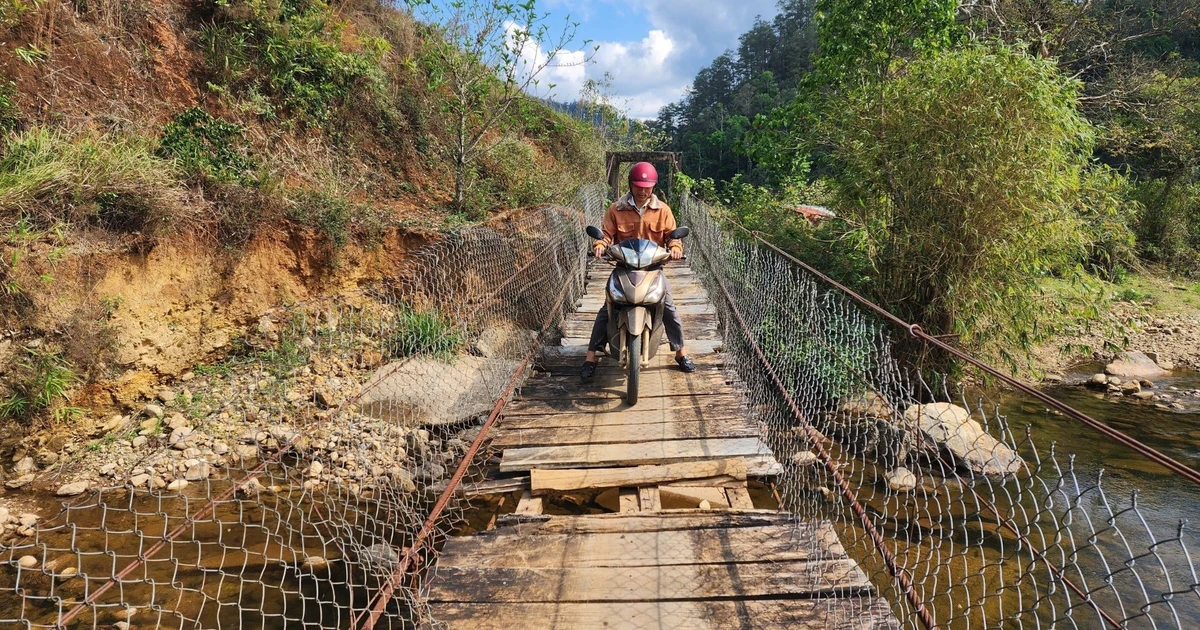 Thấp thỏm qua sông trên những cây cầu treo như ‘răng rụng’