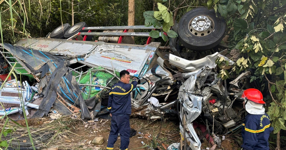 Xe tải rơi xuống mái taluy âm, 2 nạn nhân chết kẹt trong cabin, 2 người khác bị thương nặng