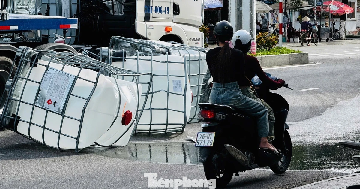 Thùng chất lỏng nghi hóa chất đổ tràn ra đường ở Quảng Ngãi, bốc mùi gây cay mắt, nhức đầu