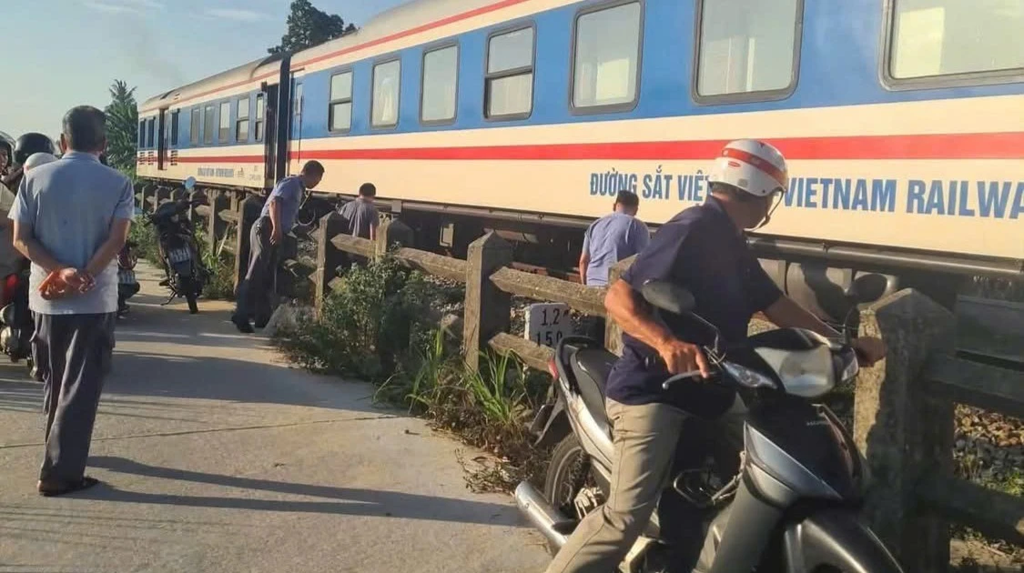 Băng qua đường sắt tại lối đi tự mở, người phụ nữ bị tàu tông tử vong
