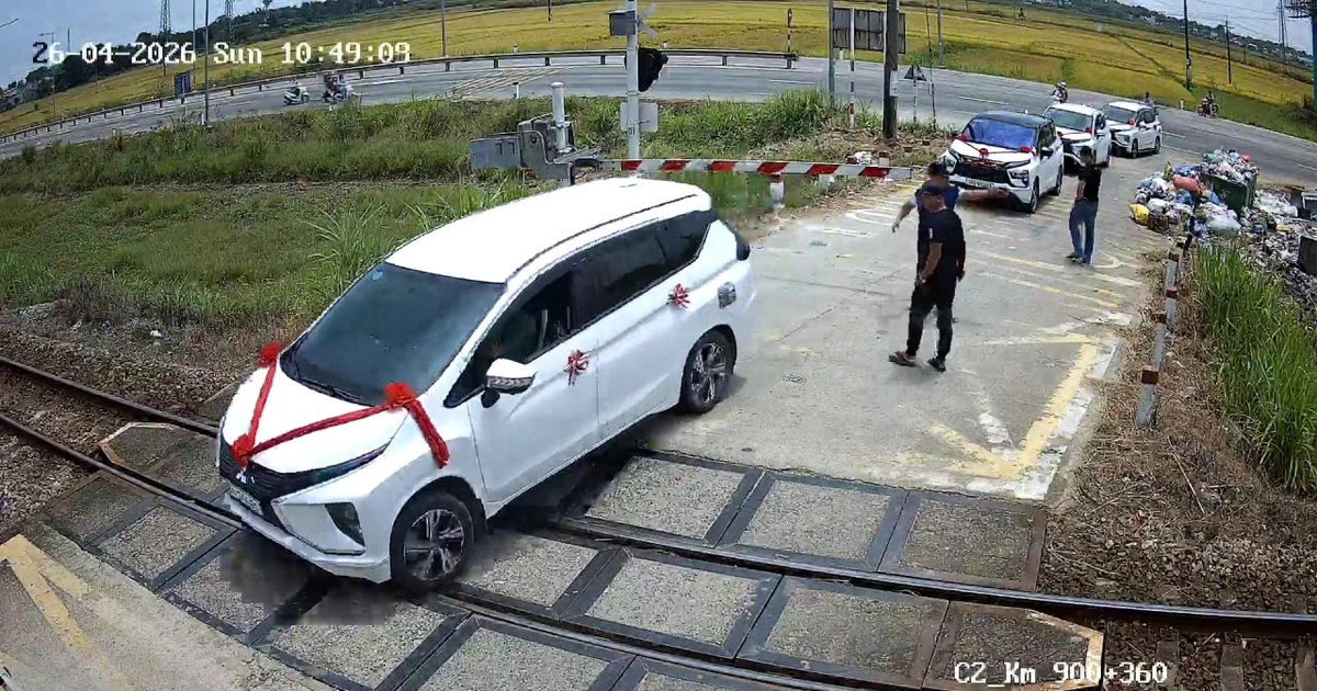 Xe đám cưới liều vượt gác chắn, mắc kẹt trên đường ray rồi thoát nạn trong gang tấc