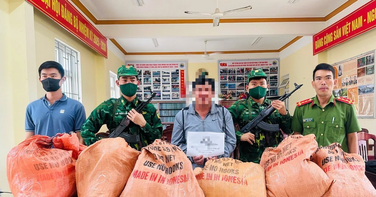 Bắt quả tang người đàn ông vận chuyển gần 100kg thuốc nổ lên tàu cá