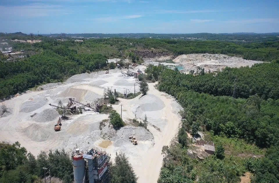 Chui vào thùng xe tải, tài xế không may bị máy xúc đổ đá vùi tử vong