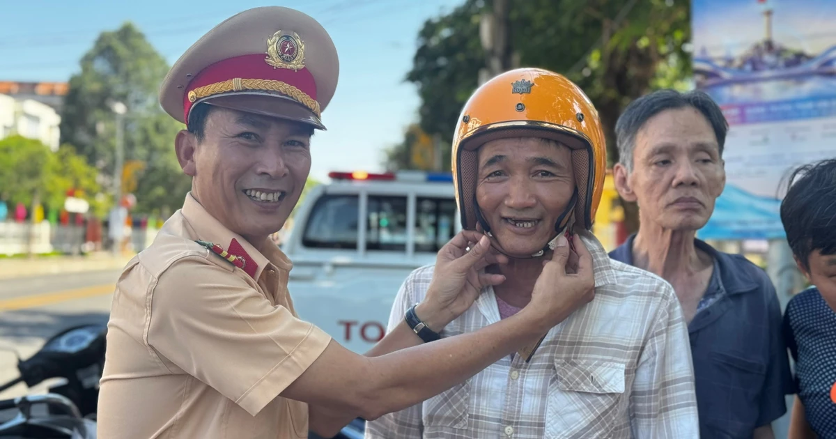 Người dân bất ngờ khi được CSGT Quảng Ngãi dừng xe tặng mũ bảo hiểm