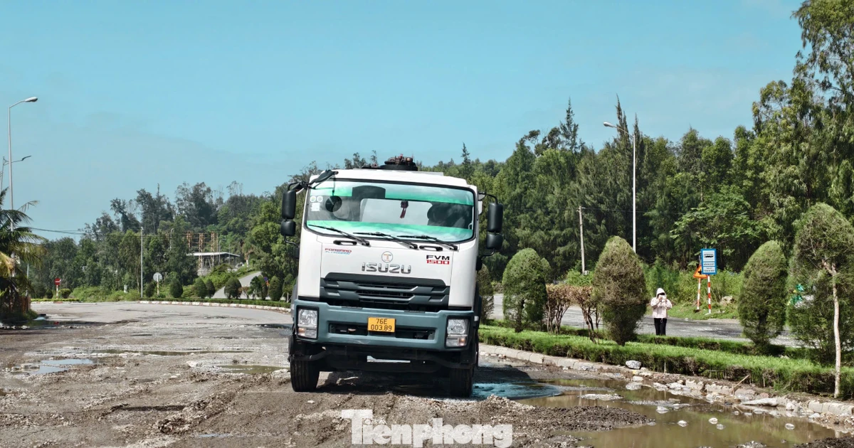 Đường huyết mạch Khu kinh tế Dung Quất xuống cấp ngoài tưởng tượng