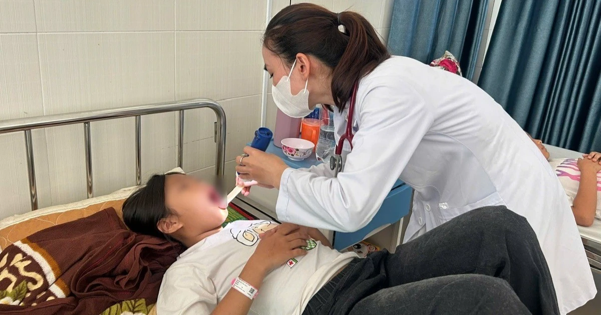 Lấy mẫu xét nghiệm loạt ca nghi ngộ độc thực phẩm ở Quảng Ngãi