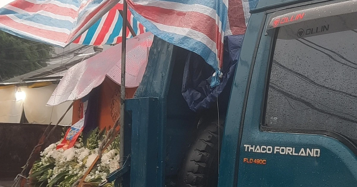 Xót xa gia đình ở Huế đưa quan tài người thân lên xe tải tránh lũ