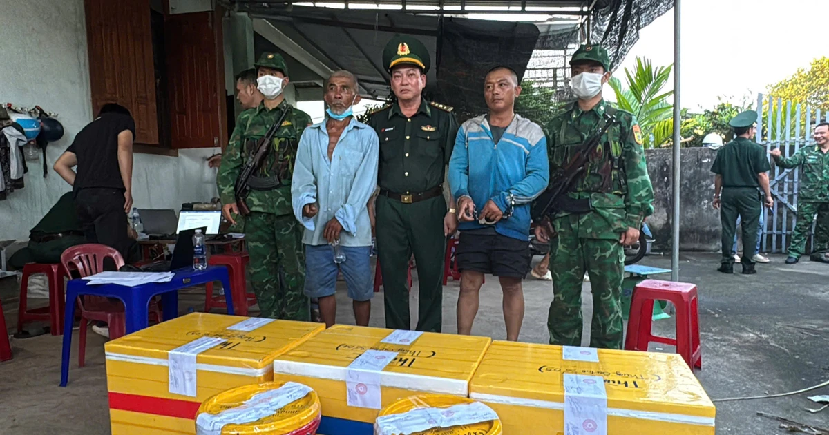 Bắt giữ 3 đối tượng cùng hàng trăm kg thuốc và hơn 10.000 kíp nổ