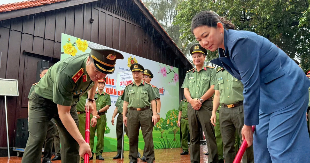 Công an TPHCM hưởng ứng 'Tết trồng cây'