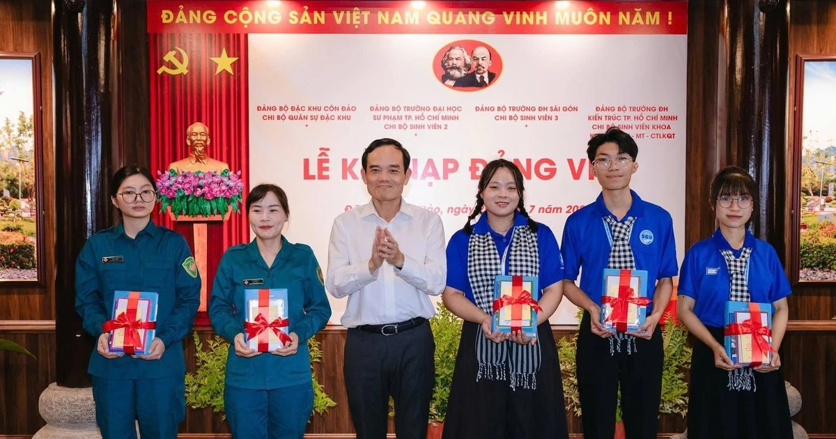 Kết nạp Đảng cho 5 bạn trẻ tiêu biểu tại Côn Đảo