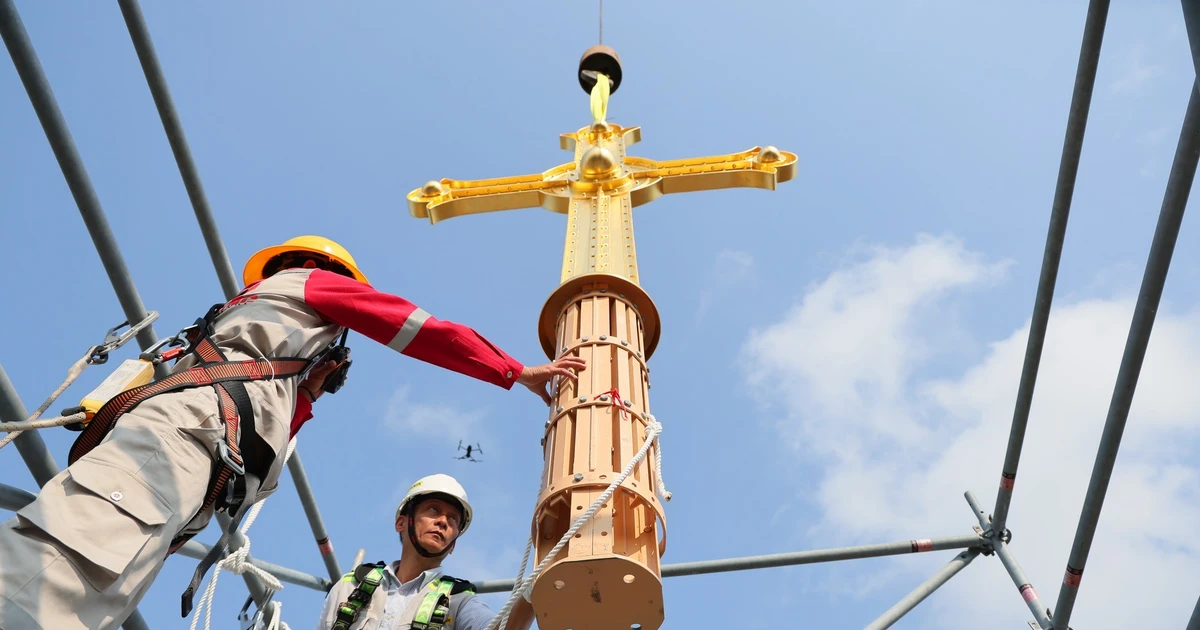 Lắp hai thánh giá mạ vàng 400 kg lên đỉnh tháp Nhà thờ Đức Bà
