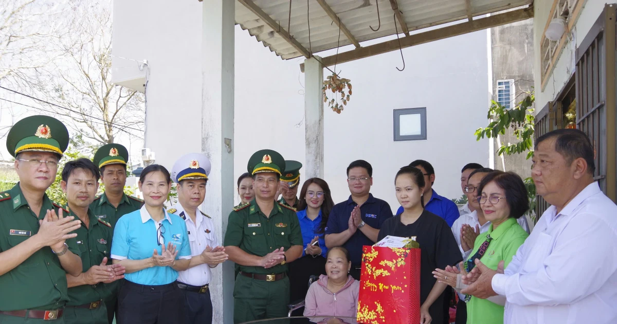 Bộ đội Biên phòng TPHCM san sẻ tình thương đến bà con nhân dân trước thềm Tết Bính Ngọ