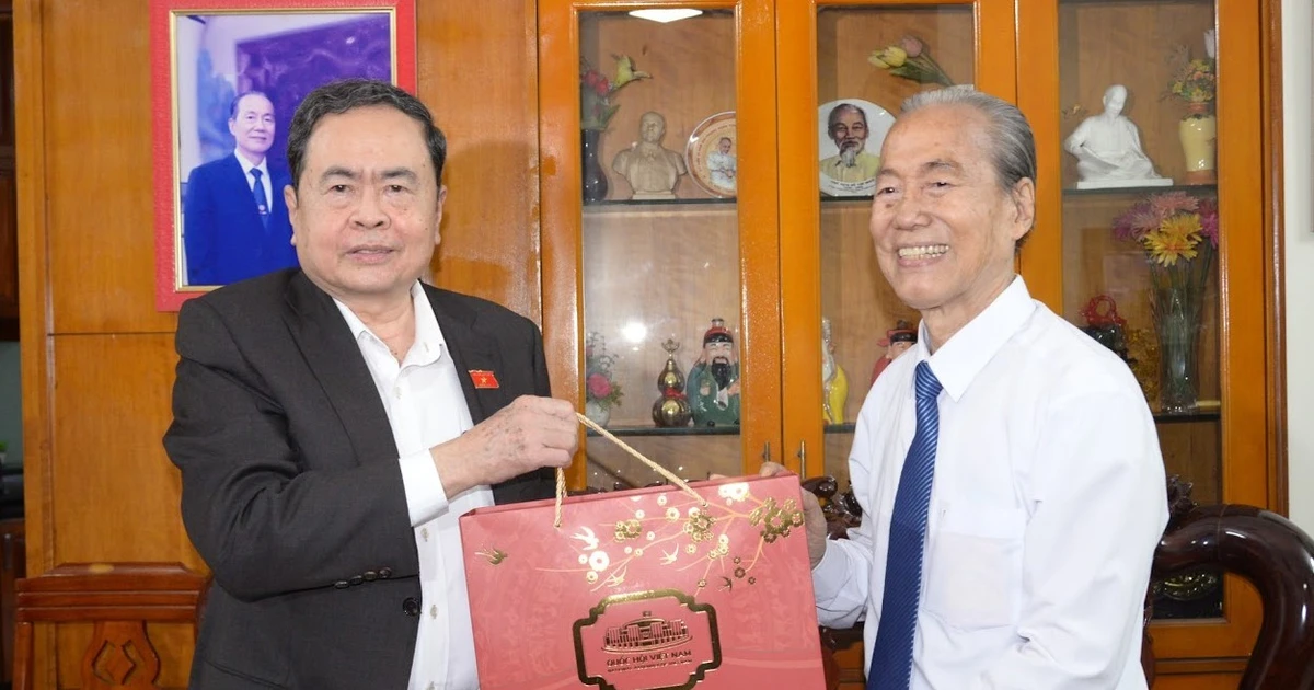 Chủ tịch Quốc hội Trần Thanh Mẫn thăm, chúc Tết gia đình cố Chủ tịch Quốc hội Nguyễn Hữu Thọ