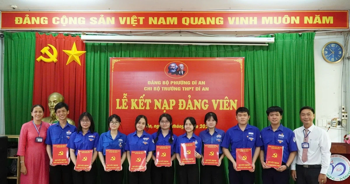 9 học sinh lớp 12 ở TPHCM được kết nạp Đảng trong ngày sinh nhật Bác