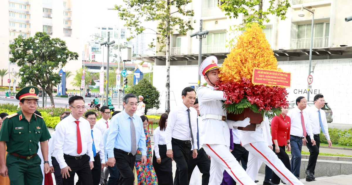 Lãnh đạo TPHCM dâng hoa Chủ tịch Hồ Chí Minh