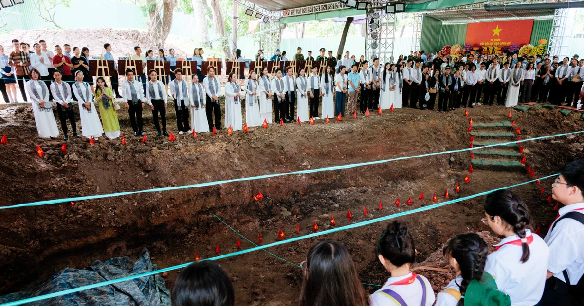 Gần 100 nghệ sĩ hát bên rãnh mộ tập thể liệt sĩ ở Công viên Lê Thị Riêng