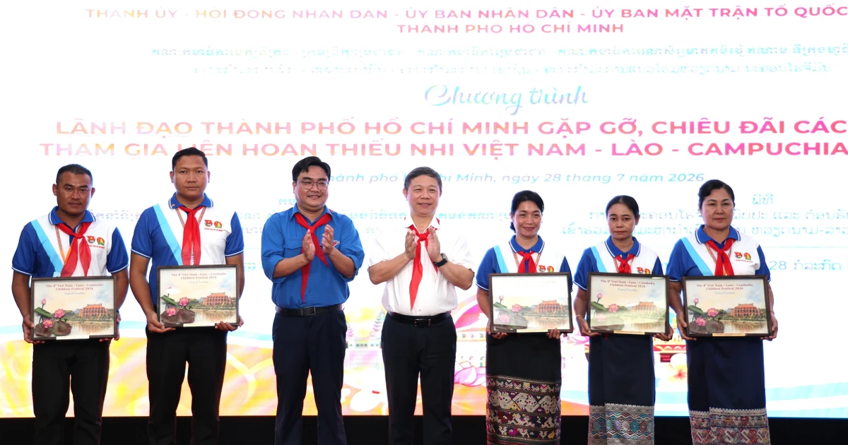 Lãnh đạo TPHCM gặp gỡ, chiêu đãi thiếu nhi ba nước Việt Nam - Lào - Campuchia