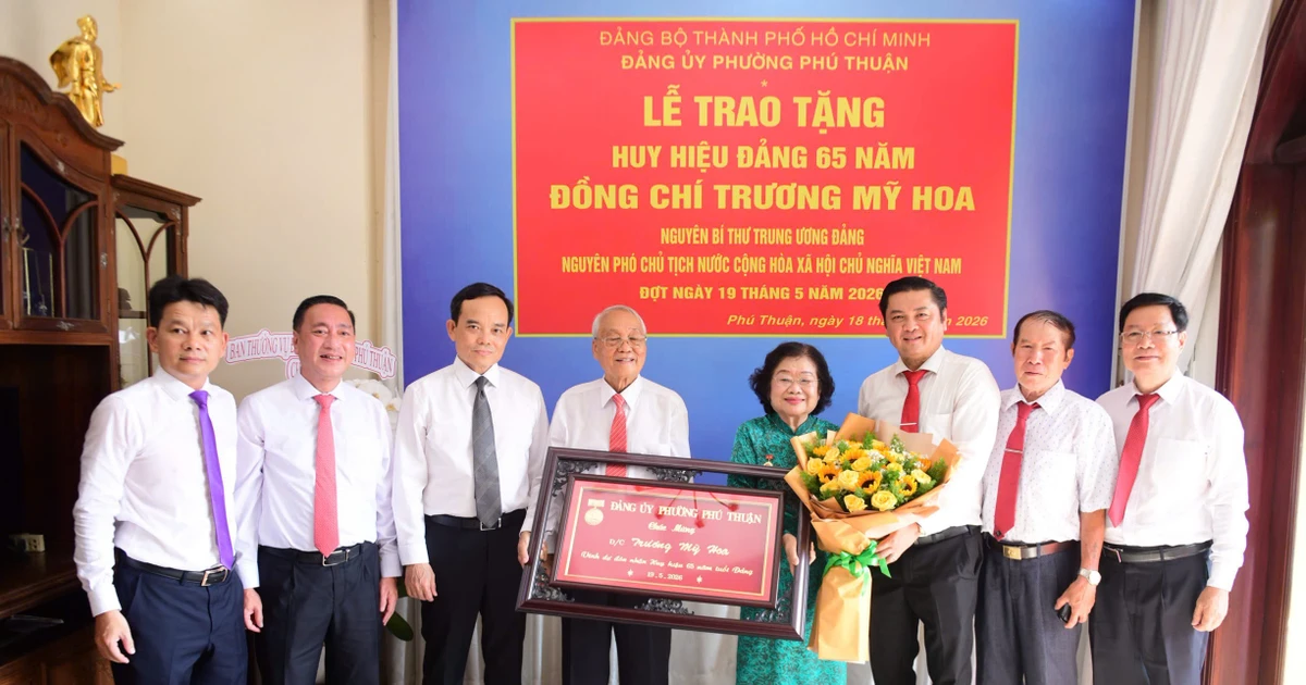 Nguyên Phó Chủ tịch nước Trương Mỹ Hoa nhận Huy hiệu 65 năm tuổi Đảng