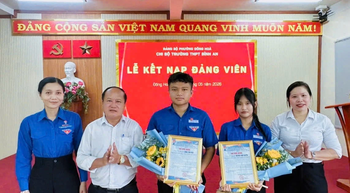 Hai học sinh lớp 12 ở TPHCM được kết nạp Đảng trước ngày thi tốt nghiệp THPT