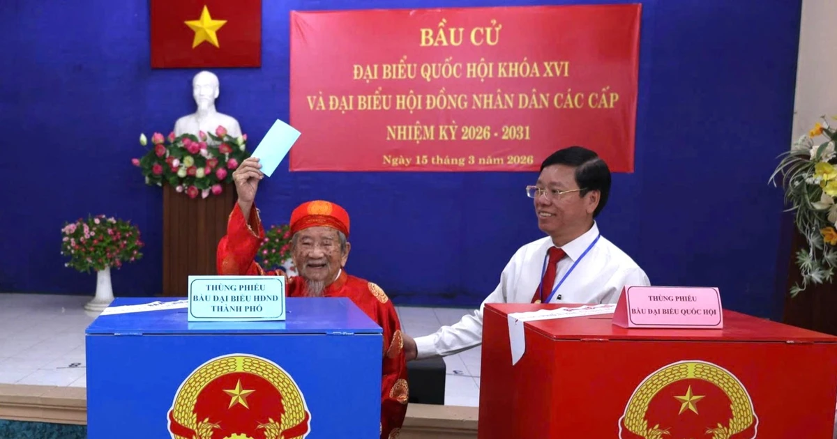 Cụ ông 106 tuổi cùng nhiều cử tri đặc biệt ở TPHCM phấn khởi đi bỏ phiếu