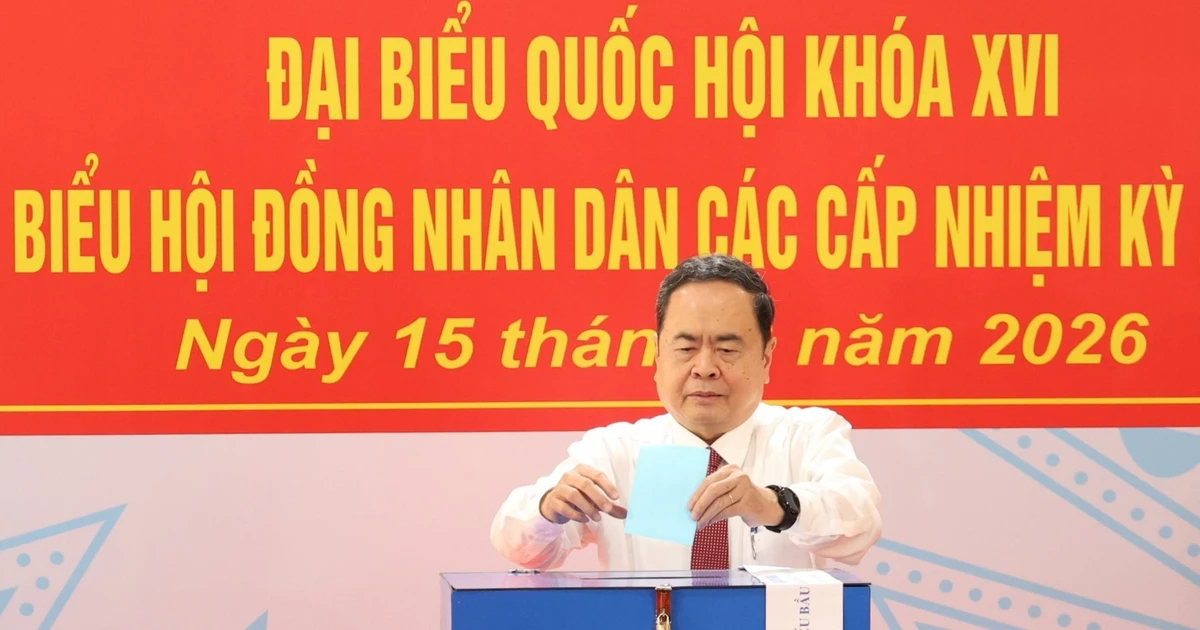 Hình ảnh Chủ tịch Quốc hội, Chủ tịch Hội đồng bầu cử quốc gia Trần Thanh Mẫn bỏ phiếu bầu cử tại TPHCM