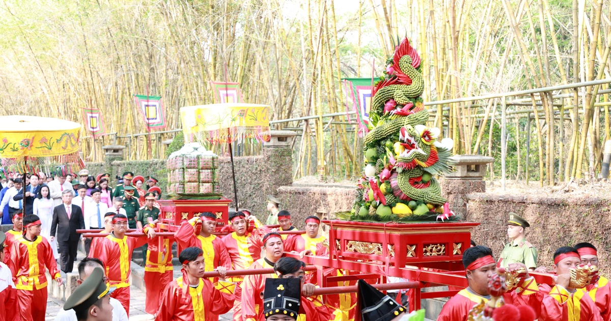 Lãnh đạo TPHCM cùng đông đảo người dân dâng cúng Quốc Tổ Hùng Vương