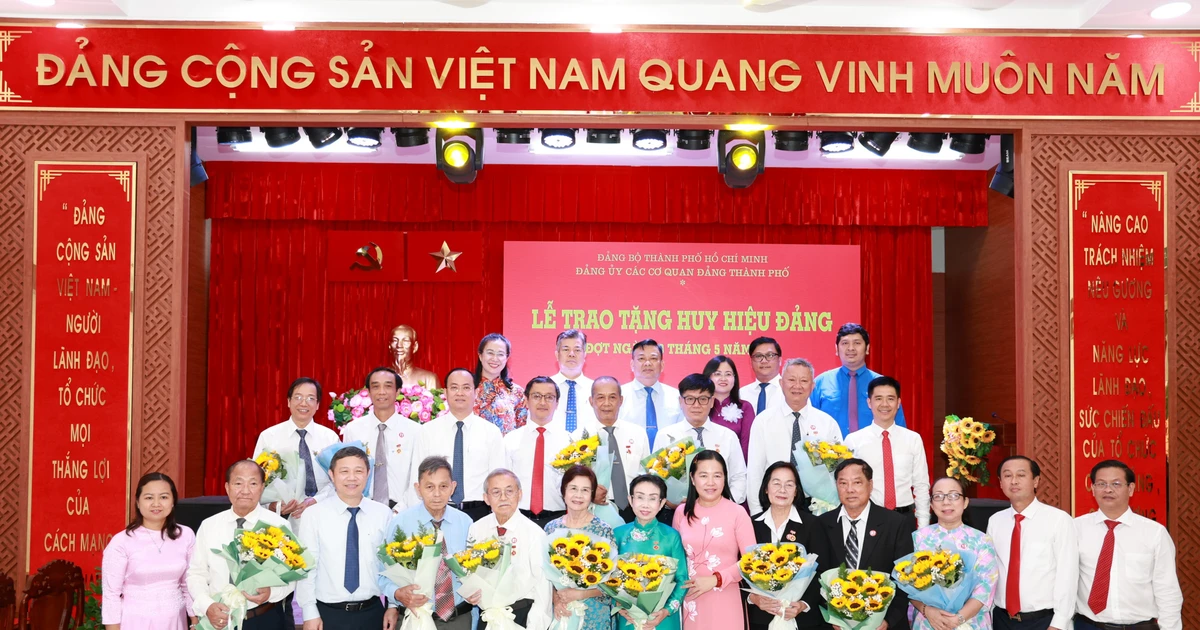 13 đảng viên vinh dự nhận Huy hiệu Đảng