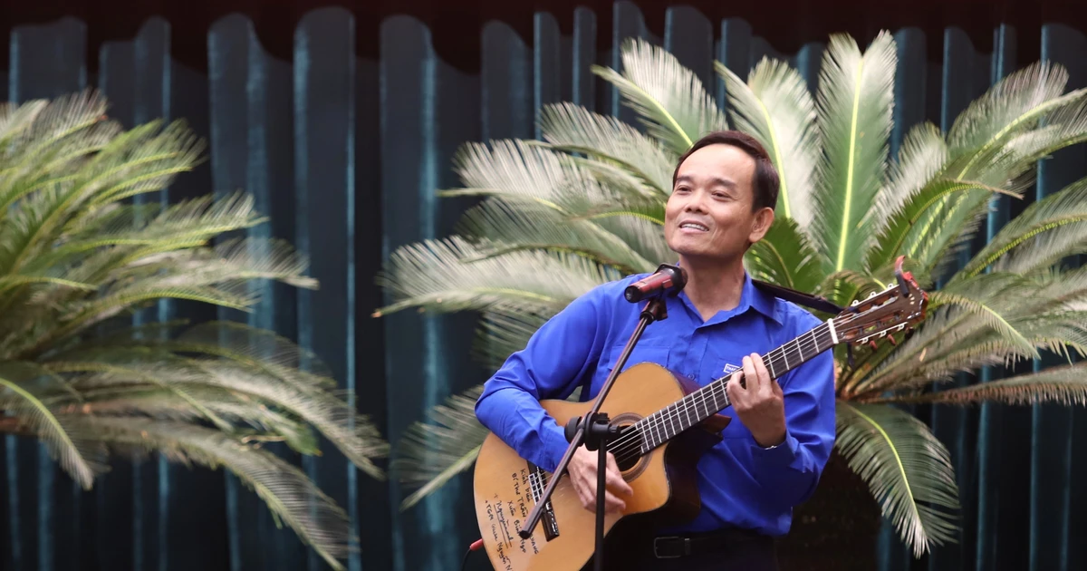 Bí thư Thành ủy TPHCM Trần Lưu Quang ôm đàn, hát khi gặp gỡ thanh niên