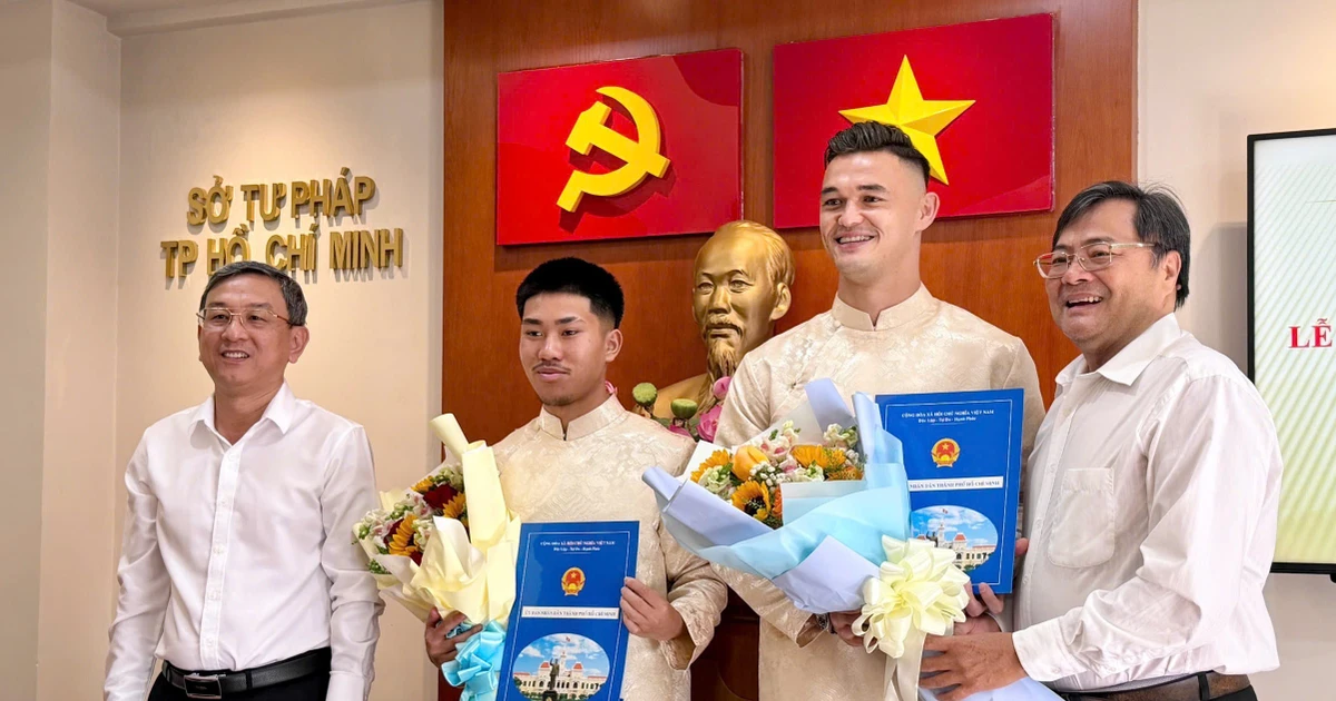 Trao quyết định của Chủ tịch nước nhập quốc tịch cho hai cầu thủ Việt kiều