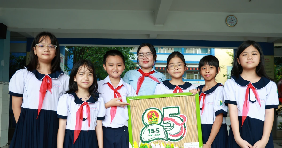 Thiếu nhi sáng tạo biểu trưng 85 mùa hoa mừng sinh nhật Đội