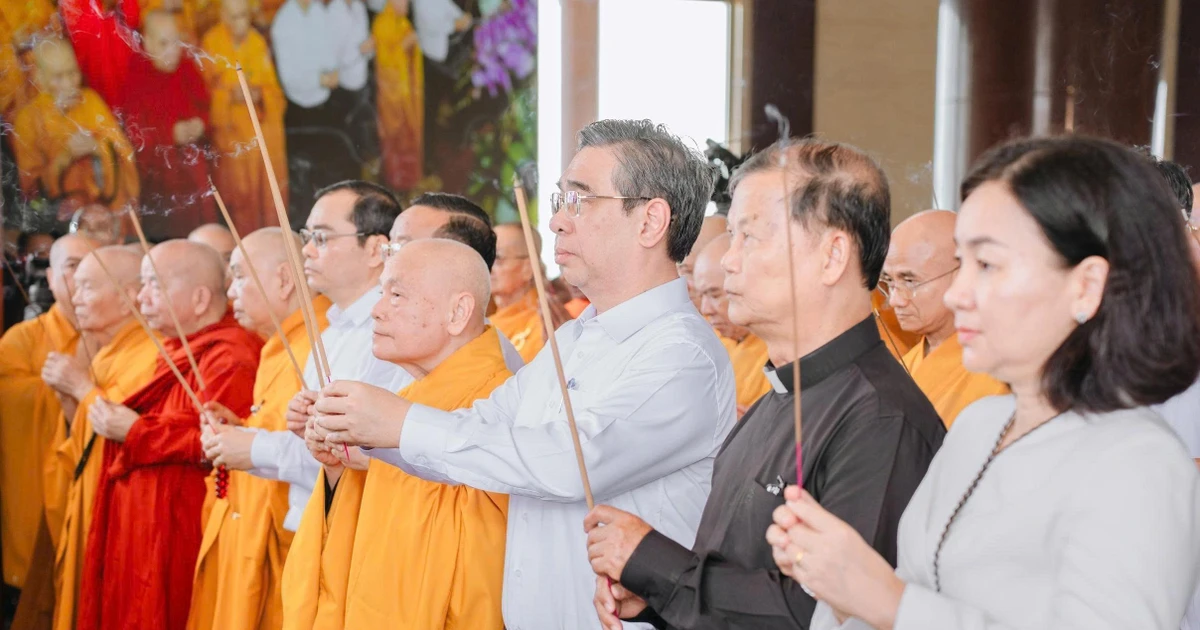Tưởng niệm Anh hùng liệt sĩ, tri ân gia đình có công với cách mạng