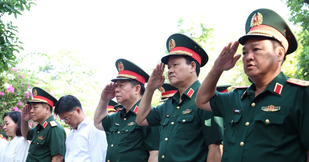 Đại tướng Nguyễn Trọng Nghĩa kiểm tra quá trình tìm kiếm hài cốt liệt sĩ tại Công viên Lê Thị Riêng