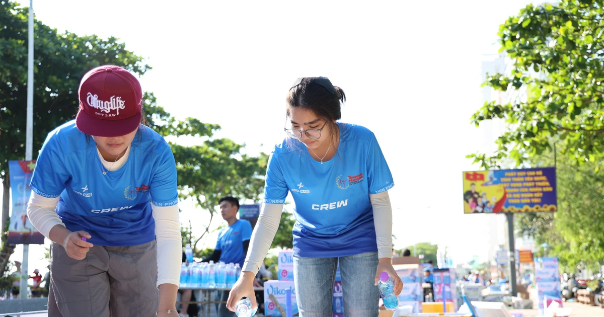 Khoảnh khắc đẹp của các 'biệt đội áo xanh' thầm lặng tiếp sức 12.000 runner tại phố biển Nha Trang