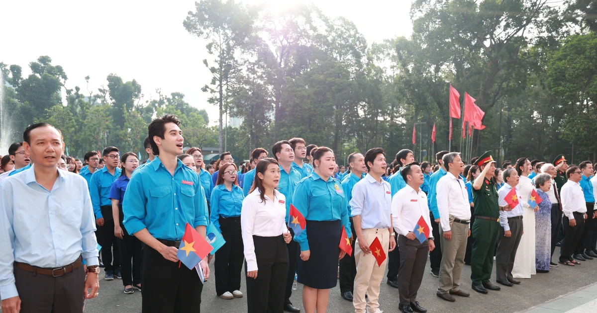 Tuổi trẻ TPHCM chào cờ kỷ niệm ngày thống nhất đất nước