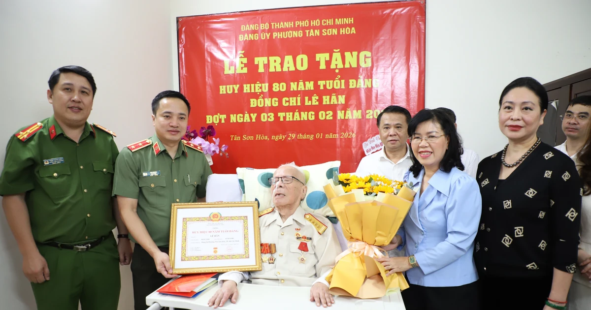 Trung tướng Mai Hoàng trao Huy hiệu 80 năm tuổi Đảng đến Đại tá Lê Hãn