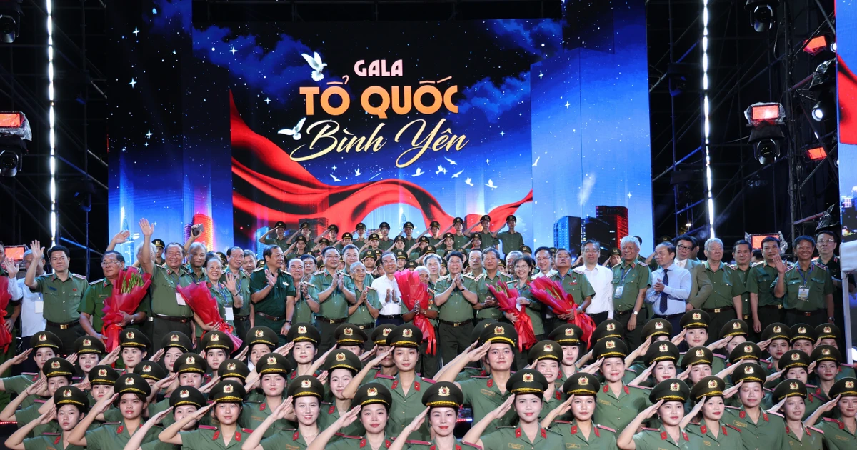 Xúc động, hào hùng đêm gala Tổ quốc bình yên trên phố đi bộ Nguyễn Huệ