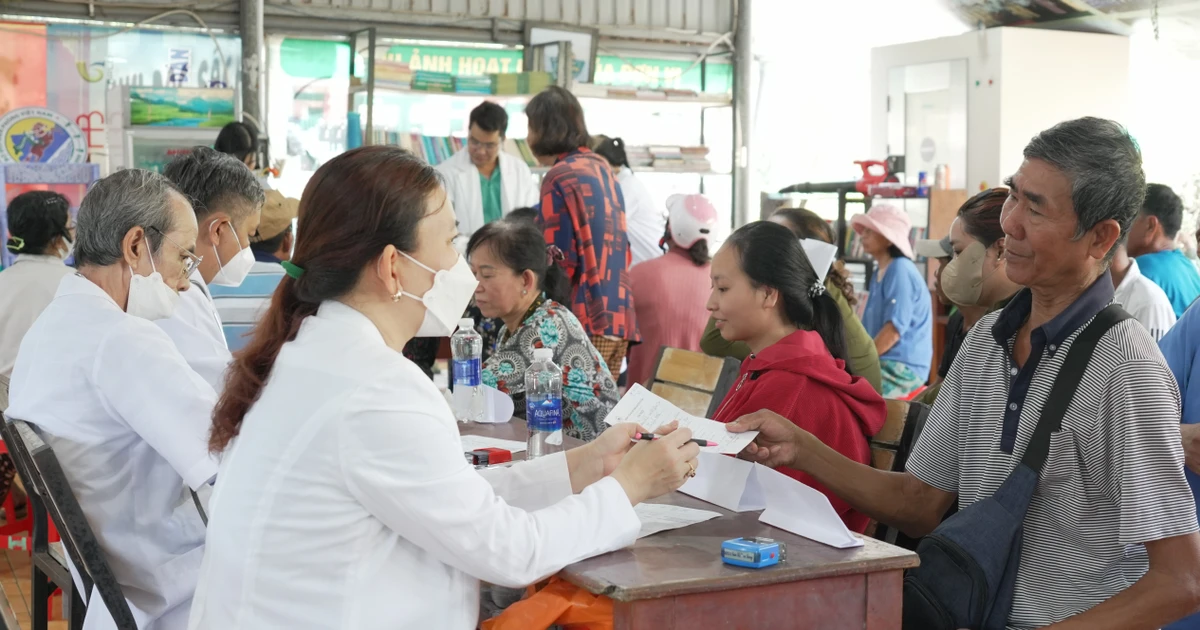 Tư vấn sức khỏe, cấp thuốc miễn phí cho người dân xã đảo TPHCM