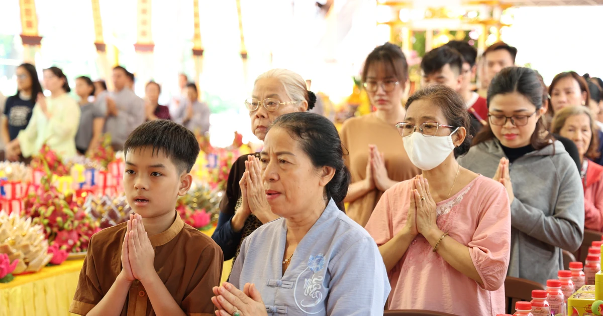 Trang trọng lễ tưởng niệm các Anh hùng liệt sĩ tại Công viên Lê Thị Riêng
